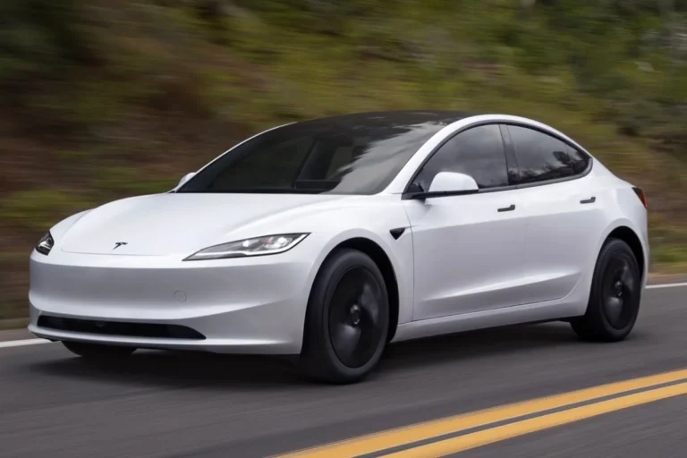 Frontale botsing van zelfrijdende Tesla vastgelegd tijdens livestream